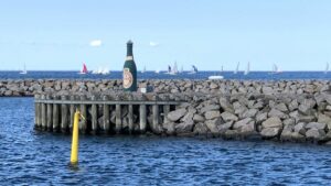 Die Einfahrt in Tuborg Havn ist mit zwei überdimensionalen Bierflaschen dekoriert - mit rotem Etikett auf der Backbordseite und grünem Etikett auf der Steuerbordseite