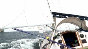 An dieser Stelle ist die Durchfahrt 40m hoch, mehr als doppelt so hoch wie unserer Mast