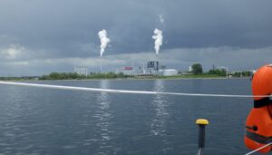 Wir verlassen Wismar bei Flaute von vorn. Über Wismar stehen dunkle Schauerwolken. Vor uns im Norden ist blauer Himmel.