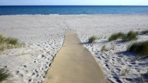 Der Strand lädt zum Baden ein, aber das Wasser hatte draußen nur 13 Grad. Hier am Stand mag es zwar wärmer sein, aber das reicht uns noch nicht...