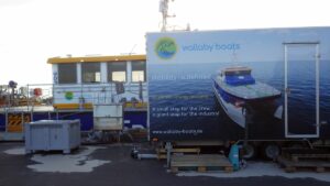 Dieser Bootstyp ist nach Wallabys (kleinen Kängurus) benannt. Es wurde entwickelt, um die Bewegungen durch den Seegang zu dämpfen und damit die Arbeit des Wartungspersonals zu erleichtern. Gleichzeitig gewinnt es aus dem Seegang auch noch Energie.