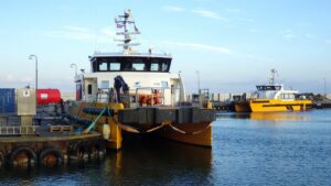 Abends liegen insgesamt sechs Boote für das Wartungspersonal der Windkraftanlagen wieder im Hafen.