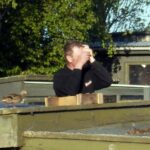 Der Schließ- und Fütterungsdienst kontrolliert die Eier per Sichttest gegen die Sonne und durch Abhören.
