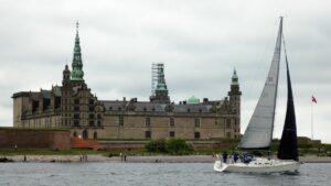 Wir segeln dicht am Schloss Kronborg vorbei, um außerhalb des Verkehrstrennungsgebiets zu bleiben.
