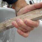 Der Splitterbruch am Schwalbennest ist geleimt, nun muss moch geschient werden