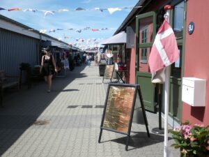 In Hundested sind die alten Hütten und Hallen der Fischer umgebaut zu Restaurants und Läden mit viel Kunsthandwerk, so dass eine sehr lebendige Atmosphäre entstanden ist.