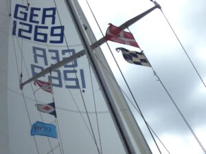 Mir der Flagge N unter der dänischen Gastlandsflagge zeigen wir dem Brückenwärter an, dass wir die Klappbrücke passieren wollen. Sie ist schon museumsreif und hat bestimmt schon viele Brücken gesehen.