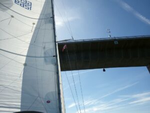 Die neue Kronprinsesse Marys Brücke ist 22m hoch. Trotzdem sieht es nicht so aus, als würde es passen.