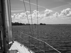 Das Fahrwasser führt in weiten Bögen über den Fjord und sollte beachtet werden
