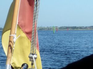 Das sieht zwar hier nach viel Wasser aus, aber das Fahrwassser ist atemberaubend eng.