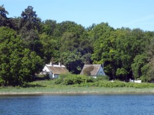 Nette Häuschen auf der Insel Egelsö