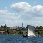 Kurz vor Roskilde kommt uns bereits das erste nachgebaute Wikingerboot entgegen