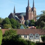 Der Dom in Roskilde ist von weit her zu sehen und steht hoch über der Altstadt