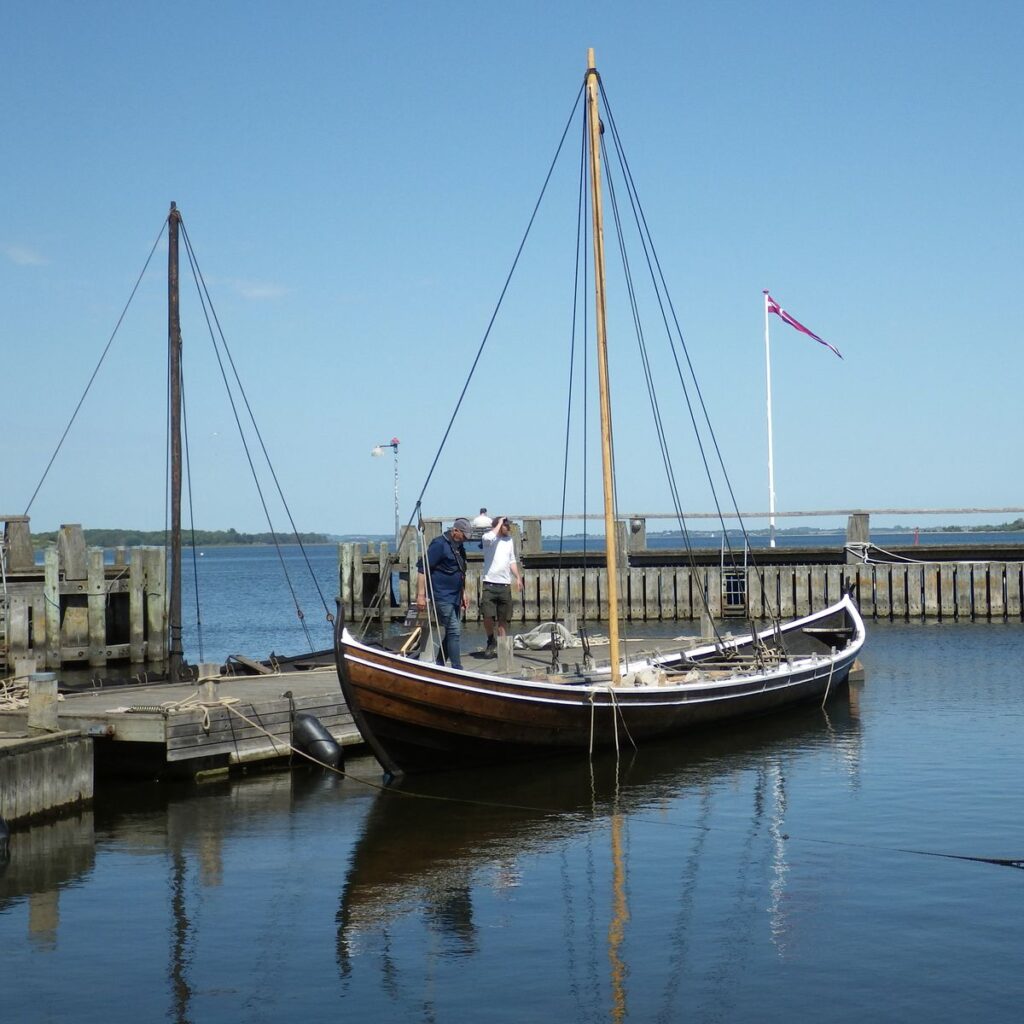 Die Storkjoven, ein 2018er Nachbau eines alten Boots von den Färöer Inseln. Es steht deutlich sichtbar in der Tradition der Wikinger Boote. Nur das Ruder ist hier schon moderner ein angehängtes Ruder.