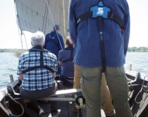 Das Segel ist gesetzt und es geht mit guter Fahrt nun in den Roskilde Fjord hinaus