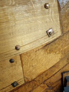 Beim zweiten Nachbau der Skudelev 2 werden Kupfernägel statt Eisennägel verwendet. Das ist zwar historisch nicht korrekt, aber deutlich haltbarer. Das Museum möchte sich nun intensiver auf die Erprobung der nachgebauten Boote konzentrieren, um die damaligen Möglichkeiten der Schifffahrt besser zu verstehen, als auf das Reparieren der existierenden Boote.