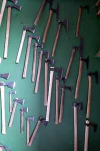 Das Standardwerkzeug für den Schiffbau war zu Wikingerzeiten die Axt. Aber Axt ist nicht gleich Axt, wie wir sehr schön in der Werkstatt sehen können.