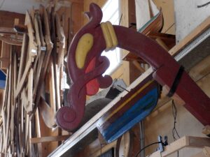 In der Werkstatt entdecken wir diesen Drachenkopf