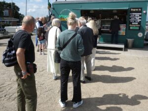 Heute am Samstag ist die Schlange am Eisstand mit dem Eis aus lokaler Fertigung besonders lang.