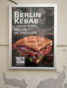 Werbung an einem Imbiss in Roskilde