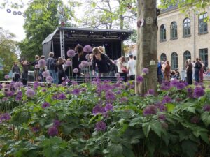 Im Garten des Gymnasiums von Roskilde spielt eine Rockband vermutlich von Schülern der Schule.