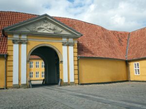 Eingang zum Palast in Roskilde. Von hier gibt es einen direkten Übergang in den Dom, so dass bei royalen Beerdigungen die Familienangehörigen standesgemäß untergebracht sind