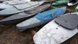 Boote zur Entenjagd gammeln am Hafen vor sich hin. Vermutlich ist die Entenjagd auf dem Fjord nicht mehr erlaubt.