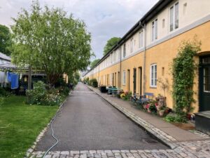 Eine Häuserreihe in Brumleby im Stadtteil Østerbro. Brumleby wurde Mitte des 19. Jahrhunderts als Armensiedlung gebaut, um die hygienischen Verhältnisse nach einer Choleraepidemie zu verbessern.