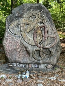 Ein Runenstein auf dem Wikinger-Festspielgelände