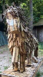 Auch das sechsbeinige Pferd von Odin namens Sleipnir ist zugegen