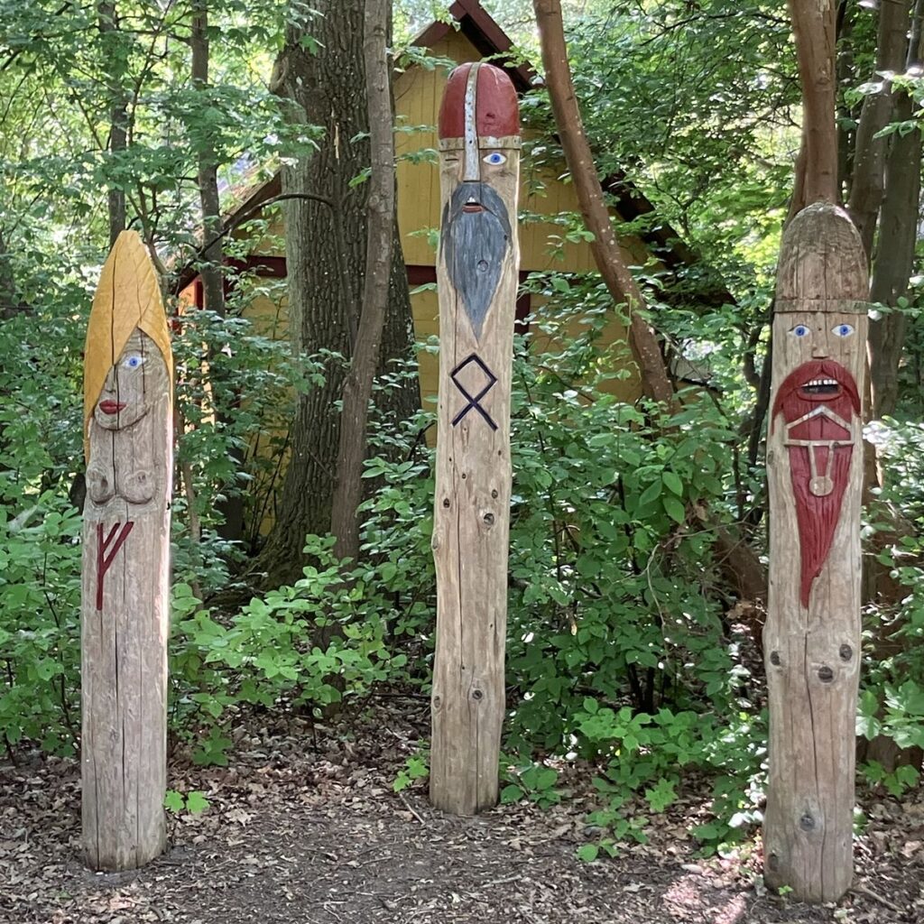 Freja, Odin und Thor begrüßen uns am Eingang zum Wikinger Festspielgelände