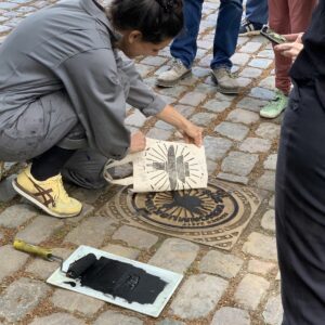 Auch Taschen werden auf Wunsch bedruckt. Es ist aber kein Holzschnitt, wie die Plakate im Museum sondern ein Gullideckel mit der Lampe als Logo des Museums - also wenn Ihr einen hübschen Gullideckel habt...
