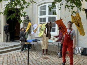 Im Hof vom Designmuseum werden T-Shirts bedruckt