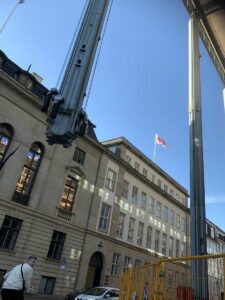 Über einem Gebäude ist ein riesiges Dach aufgebaut worden (wozu, wissen wir nicht), aber dieser Pfeiler würde genau auf dem Radweg stehen, ob deshalb der untere Teil fehlt??