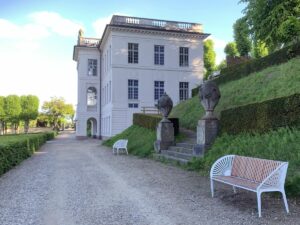 Schöne Bänke am Schloss Marienlyst