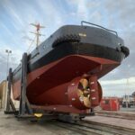 Auf der Werft in Hundested steht ein Schlepper mit seinem eindrucksvollen Propeller