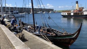 Es ist deutlich zu merken, wir sind hier in Wikinger Gebiet. Im nördlichen Yachthafen von Frederikssund wird gerade der Nachbau eines Wikingerschiffs beladen.