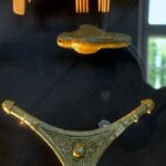 Kamm aus Tierknochen aus dem 7.-10. Jahrhundert, Schnabelfibel aus Bronze aus dem 7. Jahrhundert, Dreizackiger Kopf einer Fibel aus Bronze aus dem östlichen Baltikum aus dem 10. Jahrhundert