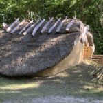 Für Grubenhäuser wurde eine Grube ausgehoben, so dass der Boden des Hauses unter der Erdoberfläche liegt. Der Aushub, wurde dann um das Haus herum wieder angehäuft. Vermutlich wurde dadurch das Regenwasser besser abgeleitet.