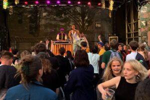 Auf dem Marktplatz ist heute und morgen Musikfestival. Die letzte Band des Abends sorgt nochmal für ordentlich Stimmung.