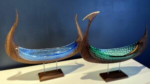 Zwei "Wikingerschiffe" aus Glas und Holz gefertigt in Hundested.