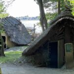 Südlich des Geländes für die Wikinger-Festspiele wurden im Zuge experimenteller Archäologie Wikingerhäuser nachgebaut. Es handelt sich um Grubenhäuser, die auf Basis bei Ausgrabungen gefundener Reste rekonstruiert wurden. Das linke Haus basiert auf einem Haus aus der späten Wikingerzeit. Das rechte Haus im Vordergrund basiert auf einem Haus aus der frühen Wikingerzeit.