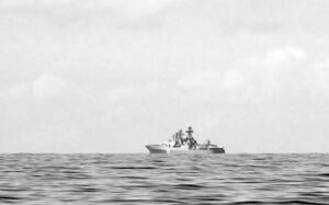 Südwestlich der Einfahrt in das Verkehrstrennungsgebiet bei Gedser sichten wir ein ungekennzeichnetes Marineschiff.