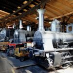 Man nehme eine Dampfmaschine und setze sie auf ein Fahrgestell und schweiße noch ein Führerhaus dran und fertig ist die Lokomotive.