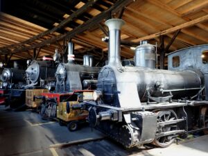 Man nehme eine Dampfmaschine und setze sie auf ein Fahrgestell und schweiße noch ein Führerhaus dran und fertig ist die Lokomotive.