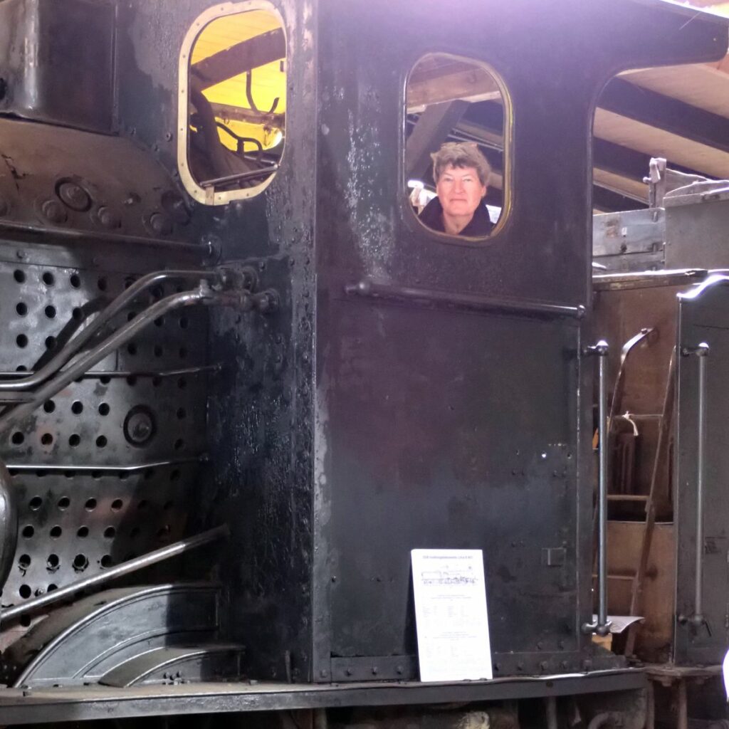 Wer sich einmal als Lokführer fühlen möchte, hat hier in der Remise seinen Spaß.