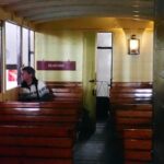 Im Eisenbahnmuseum Remise dürfen wir die meisten Fahrzeuge auch von innen besichtigen und so klettern wir nach Herzenslust in alles hinein und genießen den Ausblick.