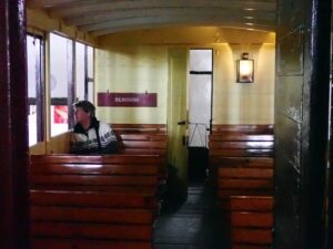 Im Eisenbahnmuseum Remise dürfen wir die meisten Fahrzeuge auch von innen besichtigen und so klettern wir nach Herzenslust in alles hinein und genießen den Ausblick.