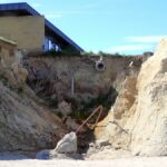 Am Strand von Gedser Odde wird uns klar, warum das schön gelegene Gebäude oben auf der Steilküste leer steht.