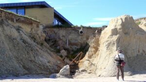 Am Strand von Gedser Odde wird uns klar, warum das schön gelegene Gebäude oben auf der Steilküste leer steht.